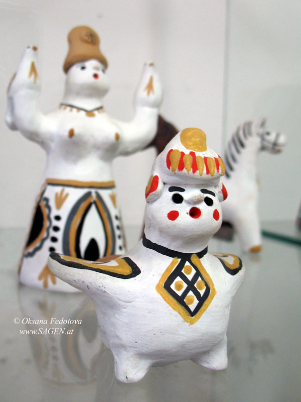 Sirin. Im Hintergrund – Bereginja. Museum des Kargopoler Spielzeuges im Zentrum der Volkshandwerke „Bereginja“. Kargopol © Oksana Fedotova 